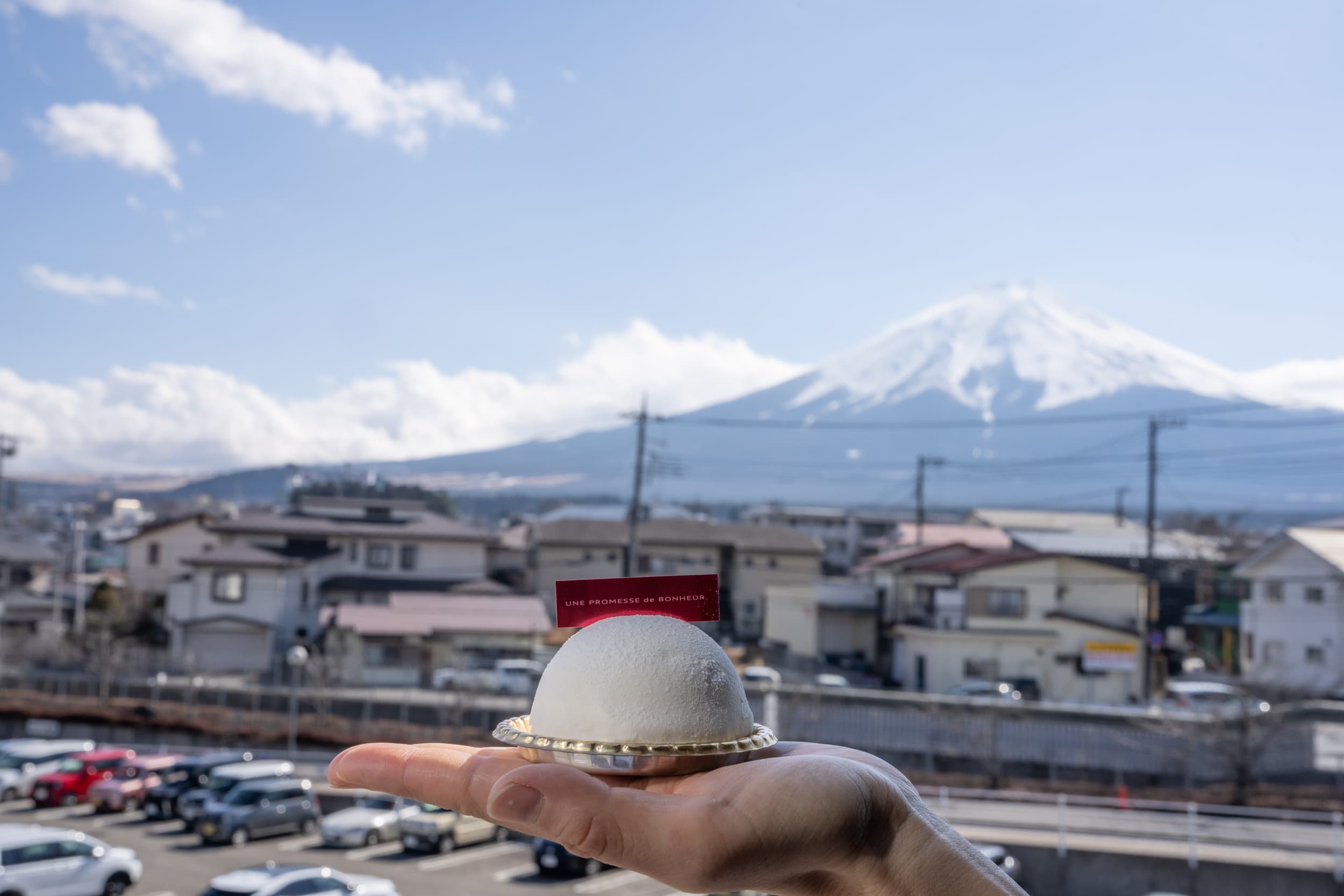 富士山を背景にしたケーキの写真